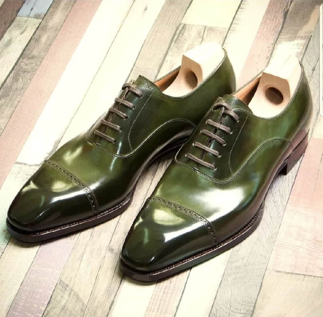 サンクリスピンさんのインスタグラム写真 - (サンクリスピンInstagram)「In a world of conformity, our green cap toe Oxfords stand defiant, boldly proclaiming individuality. With each step, they tread the path of rebellion, daring to challenge the norm.​​​​​​​​​ Courtesy of @blackkudu  #shoes #handmadeshoes #madetoorder #mtoshoes #bespokeshoes #handwelted #shoeporn #madebyhand #shoestagram #agentlemanschoice #onlyforgentlemen」6月9日 21時30分 - saintcrispins