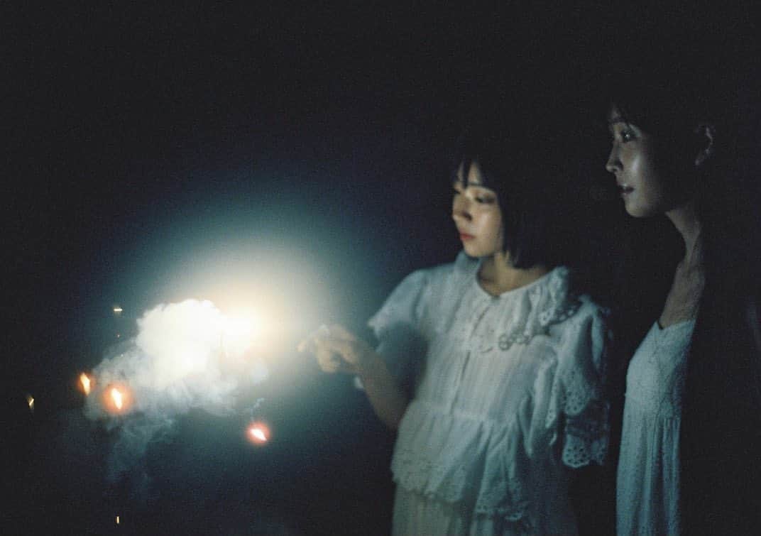 haru wagnusさんのインスタグラム写真 - (haru wagnusInstagram)「Hibana  ㅤㅤㅤㅤㅤㅤㅤㅤㅤㅤㅤㅤㅤ ㅤㅤㅤㅤㅤㅤㅤㅤㅤㅤㅤㅤㅤ 火花を散らして生きていきたい ㅤㅤㅤㅤㅤㅤㅤㅤㅤㅤㅤㅤㅤ ㅤㅤㅤㅤㅤㅤㅤㅤㅤㅤㅤㅤㅤ #花火 #花火🎆 #日本の夏 #fireworks #firework」6月9日 21時31分 - wagnus