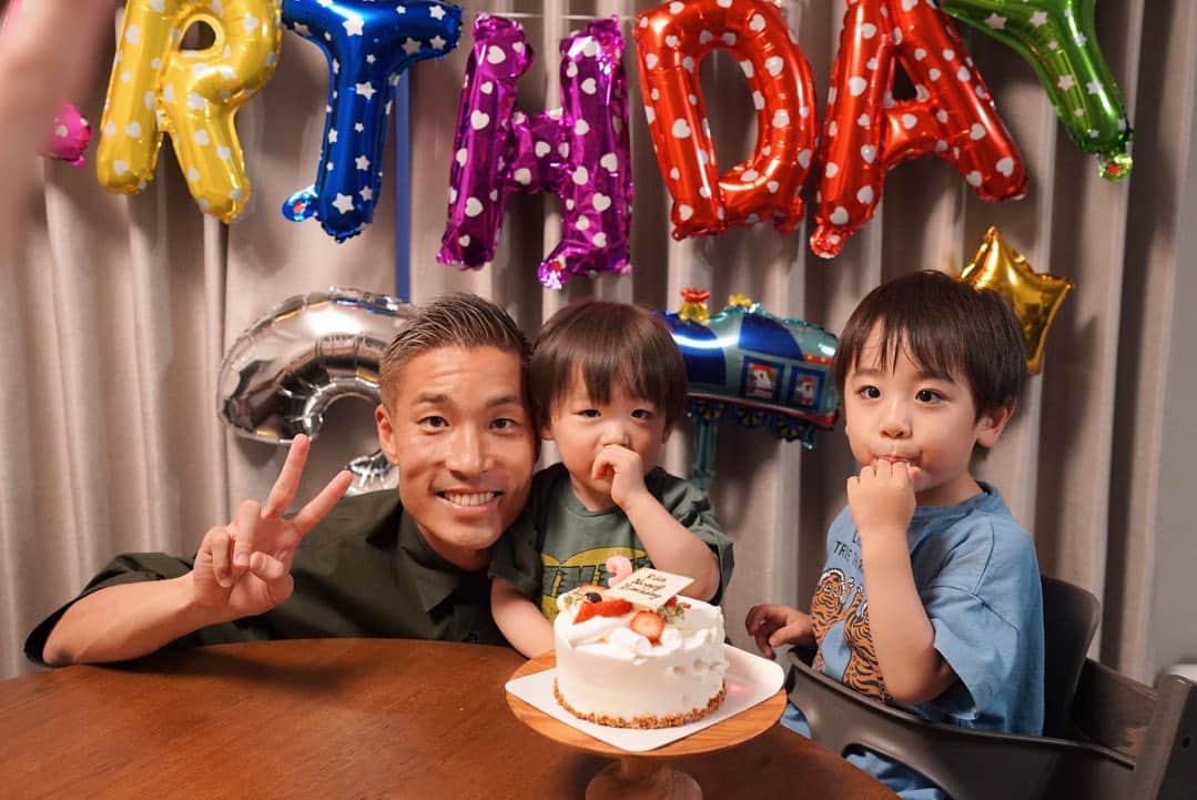 山中亮輔のインスタグラム：「Happy birthday RIKU😘 3歳おめでとう🎂 @rikureogram   #誕生日おめでとう  #happybirthday  #3歳  #いつもありがとう」