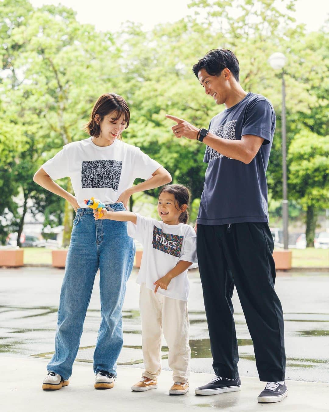 村上萌のインスタグラム：「夫がヴィッセル神戸に在籍していた時にお世話になった先輩が手掛ける @fides_japan 6周年の着用モデルを、家族3人で務めさせていただきました🌍いつかこの日常の公園も、歯抜けも、身長のバランスも、全部懐かしいと思うだろうな💎 @teruteru620 さん貴重な機会をありがとうございました！」