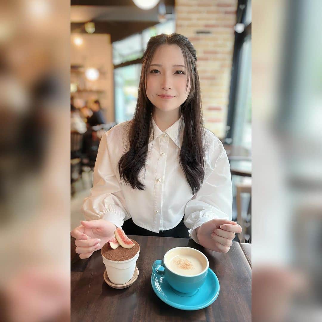 あまつ様のインスタグラム：「☕️ ⁡ ⁡ 美味しそうなデザートを前に嬉しそうすぎるあまつどぞ ⁡ ⁡ TSUBASA COFFEEのいちぢくティラミス🍰 ⁡ ⁡ #あまつまりな #あまつ様 #私服」