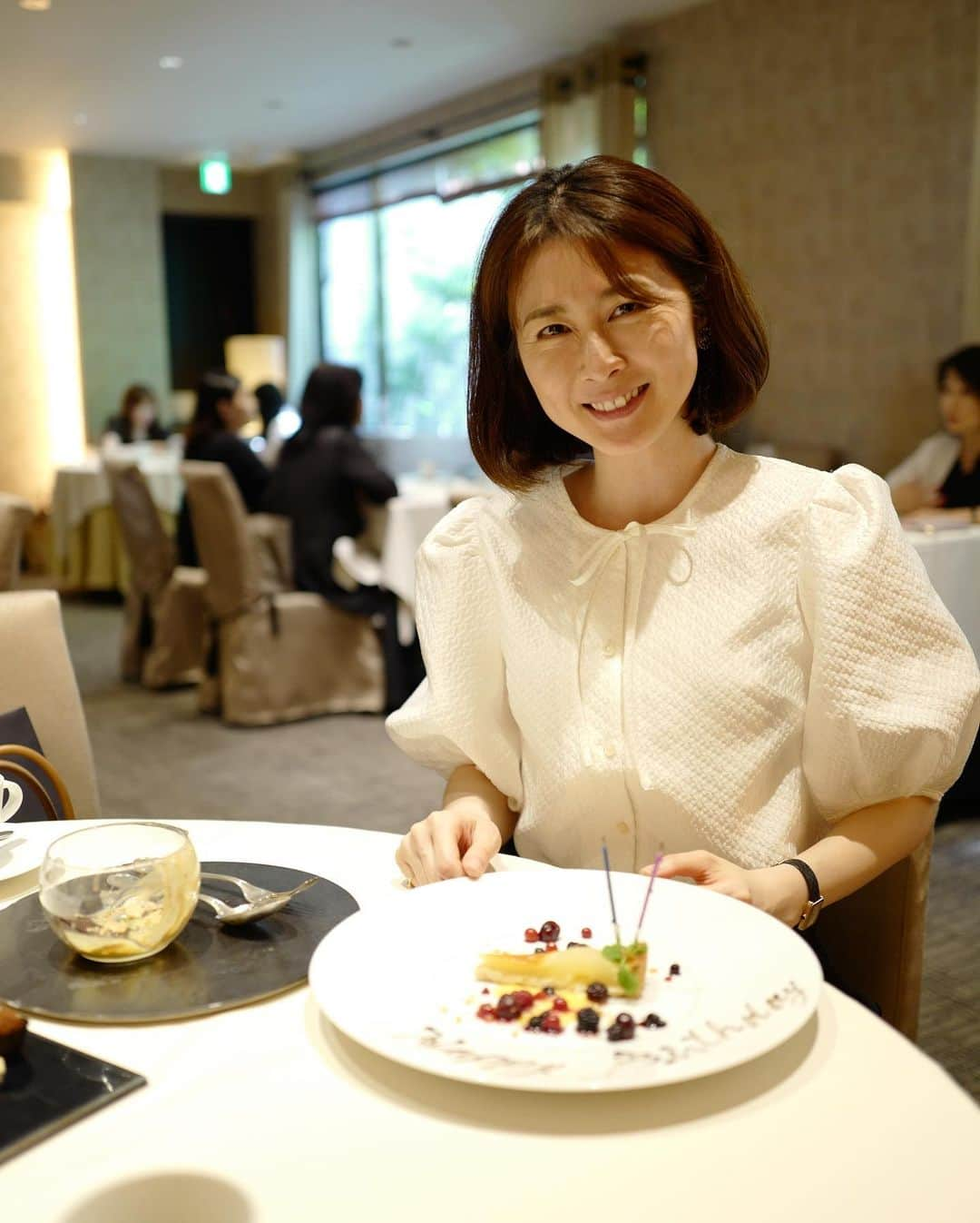 藤井聖子さんのインスタグラム写真 - (藤井聖子Instagram)「#birthdaylunch   @akanetakahashi.fujii と @risako_shima が お誕生日ランチに誘ってくれました。  📍レストラン ランス YANAGIDATE （表参道）  知らないと通り過ぎてしまうような 狭い入り口を入っていくと フレンチの優雅な空間が広がってました。  サーブされるたびにお料理が美しくて 思わず声があがっちゃう。 2人からのお手紙とプレゼントも嬉しかった♥  2人と話すといつも気づきをもらう時間。 42歳の抱負は？と聞かれて話したけど 帰ってまたじっくり考えたら少し考えが変わったかも。 大事なことに気づかされました！ ありがとう。  #大好きな2人」6月9日 21時35分 - seiko_fujii