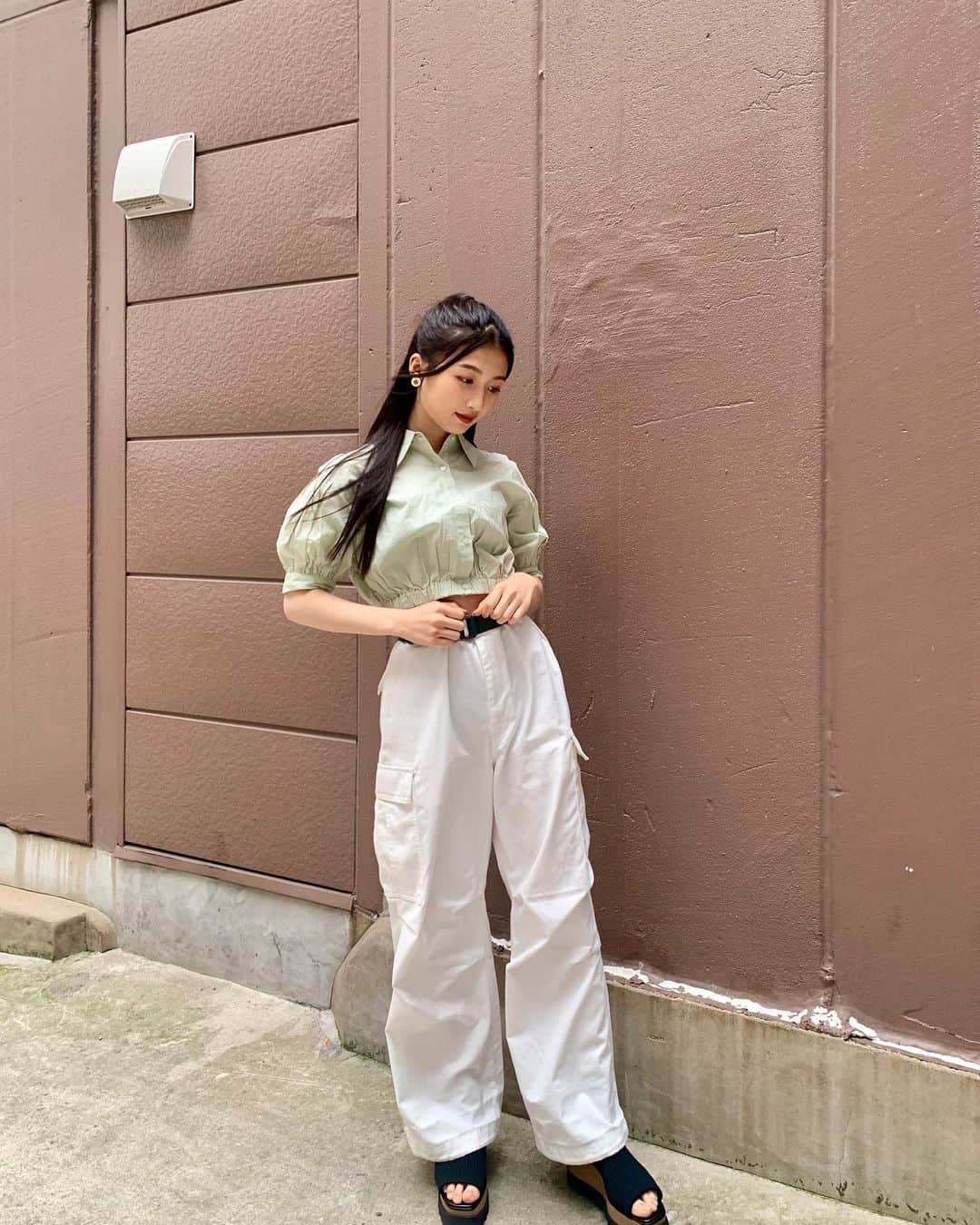 塩月希依音のインスタグラム：「ピスタチオカラー💚💚  クロップド丈トップス×ハイウエストは脚長効果最強の組み合わせ！  #code#コーデ#fashion #ファッション#クロップド丈 #シャツ#トップス#カーゴパンツ#ピスタチオ#ピスタチオカラー #ハイウエスト#ハーフアップ#カジュアルコーデ #カジュアル#パンツコーデ #jk#ljk #05 #05년생 #05line」