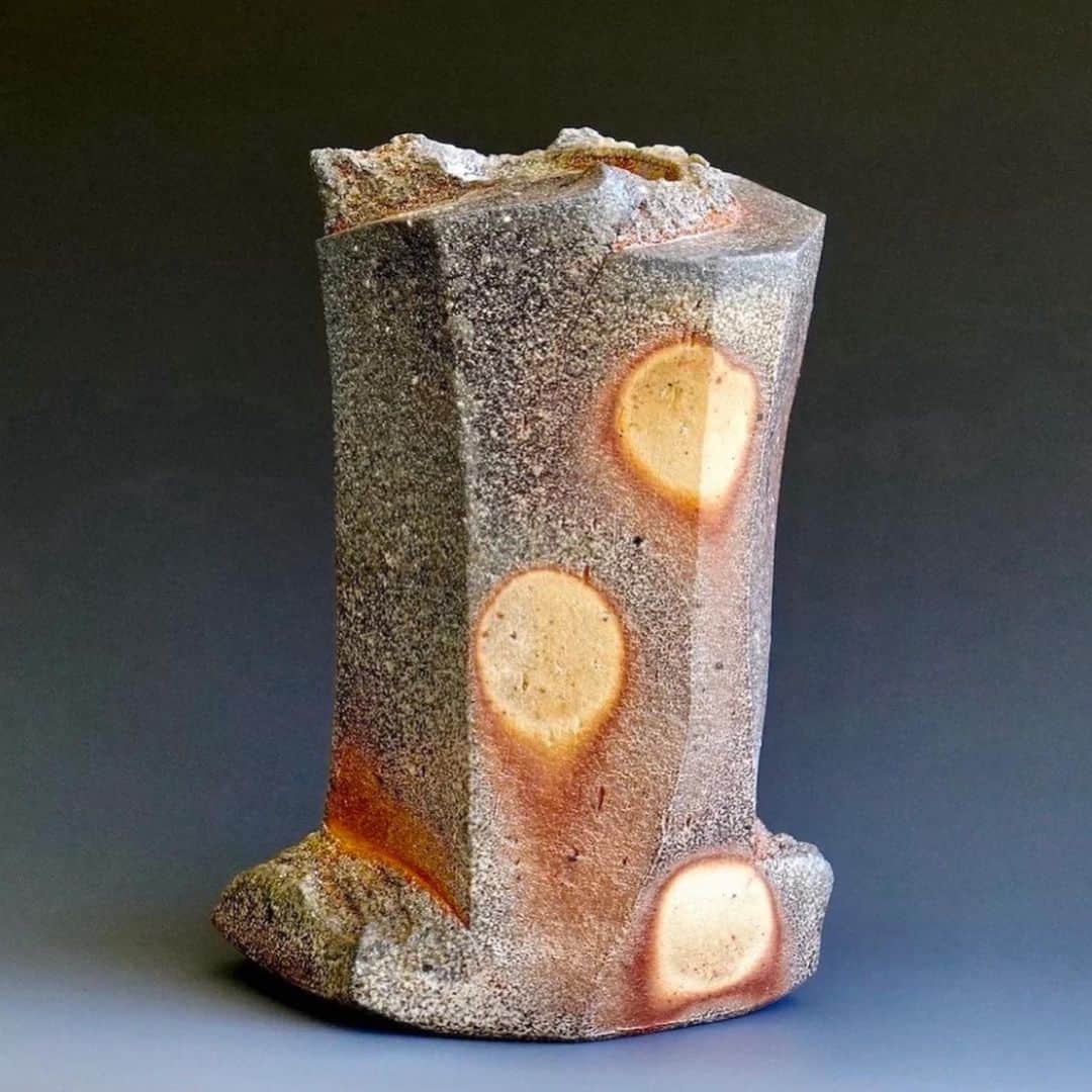 佐竹晃さんのインスタグラム写真 - (佐竹晃Instagram)「series of wood fired sculptural vases. . www.akirasatake.com    #ikebana #いけばな #akirasatakeceramics #clay  #asheville  #vase #花器 #gallerymugen  #陶芸 #陶芸家  #佐竹晃 #ceramics #pottery #japanese #japanesepottery #vase」6月9日 21時43分 - akirasatake