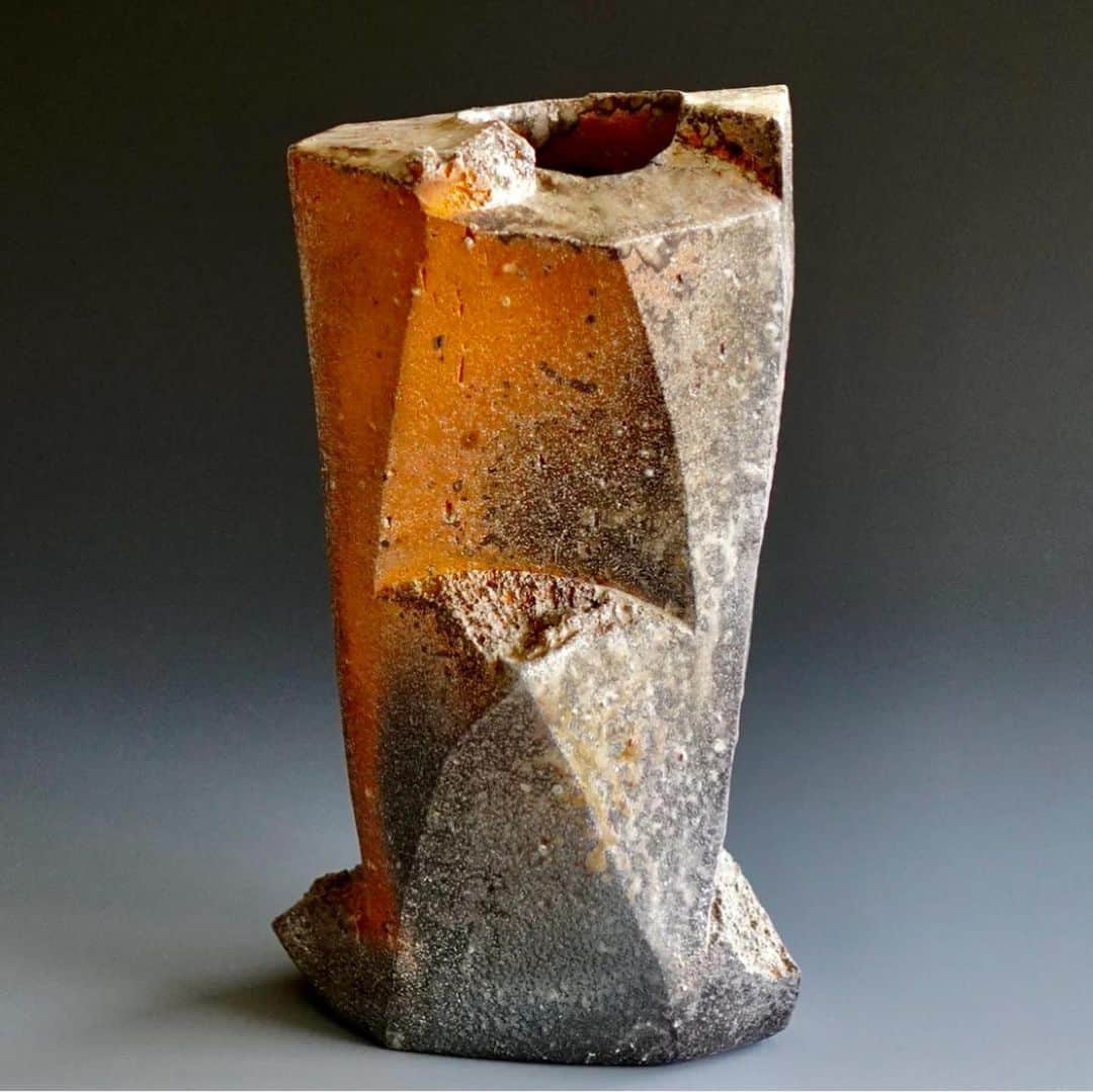 佐竹晃さんのインスタグラム写真 - (佐竹晃Instagram)「series of wood fired sculptural vases. . www.akirasatake.com    #ikebana #いけばな #akirasatakeceramics #clay  #asheville  #vase #花器 #gallerymugen  #陶芸 #陶芸家  #佐竹晃 #ceramics #pottery #japanese #japanesepottery #vase」6月9日 21時43分 - akirasatake