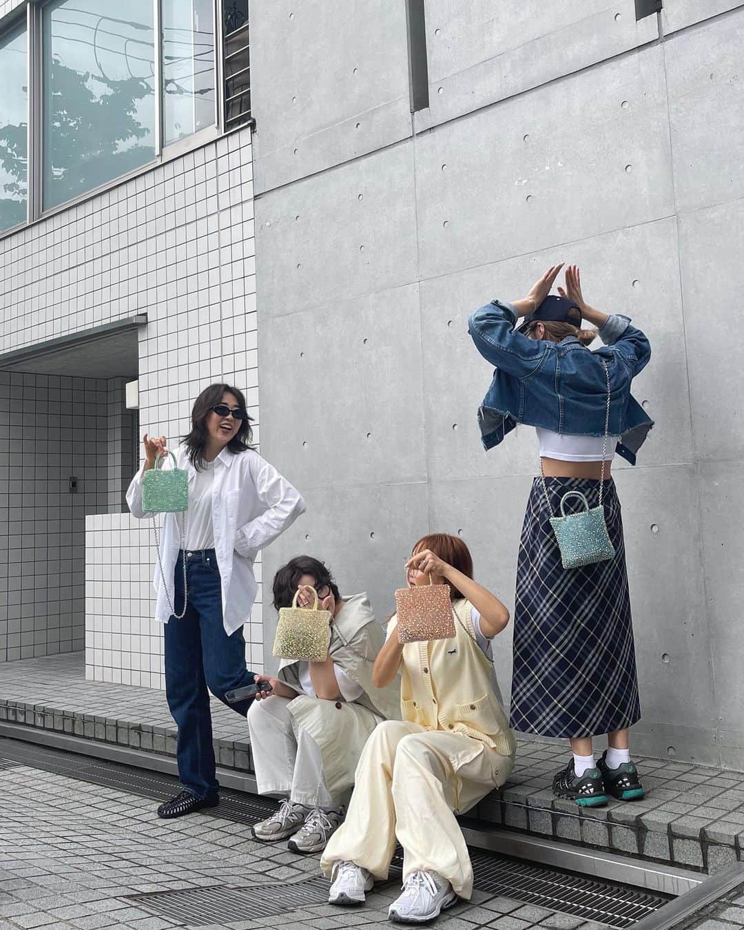 0703maiのインスタグラム：「大好きな皆んなとお揃いで🛍️ @anteprima_japan  キラキラ✨で可愛いでしょ？ カラバリ豊富だから お気に入りが見つかるはず！！ スタンダードミニアトゥーラだよ☑️ . . お揃いだと更に楽しさアップ🫶🏼 皆んなといると笑顔が絶えない。 . . #anteprima  #anteprima_cd #アンテプリマ . . 皆んなと一緒に過ごせて 皆んなでお揃いで 嬉しすぎて沢山載せちゃう🫶🏼」