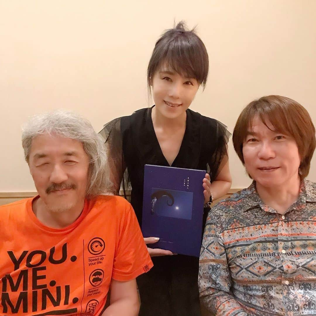 未唯mieさんのインスタグラム写真 - (未唯mieInstagram)「昨日は『hallelujah〈ハレルヤ〉』のレコーディングandリリース LIVEのプチ打ち上げ🎊  井上鑑さんは、何ヶ月にも渡って、プロデューサーとして心を砕いて制作をして下さいました💗  guitarist🎸土方隆行さんは、レコーディングも LIVEも、いつも優しく無理も聞いて力を貸して下さる方💗  お食事しながら、興味深いお話しをたくさん伺いました😊👍  私が持っているのは、鑑さんからのプレゼント「月夜の晩に」石川賢治さんの写真集⭐️ すべて月の光だけで写された写真たちは、清らかで癒され心洗われる素晴らしい作品集❣️  素晴らしい仲間たちが居てくれることに感謝です。。。💖  明後日の LIVE🎤 張り切って参ります(*^^*)  #プチ打ち上げ #井上鑑 #土方隆行 #石川賢治 #月夜の晩に #hallelujah #未唯mieライブ  #未唯mie  #ミイ　#みい　#ミー」6月9日 21時44分 - mie_doux