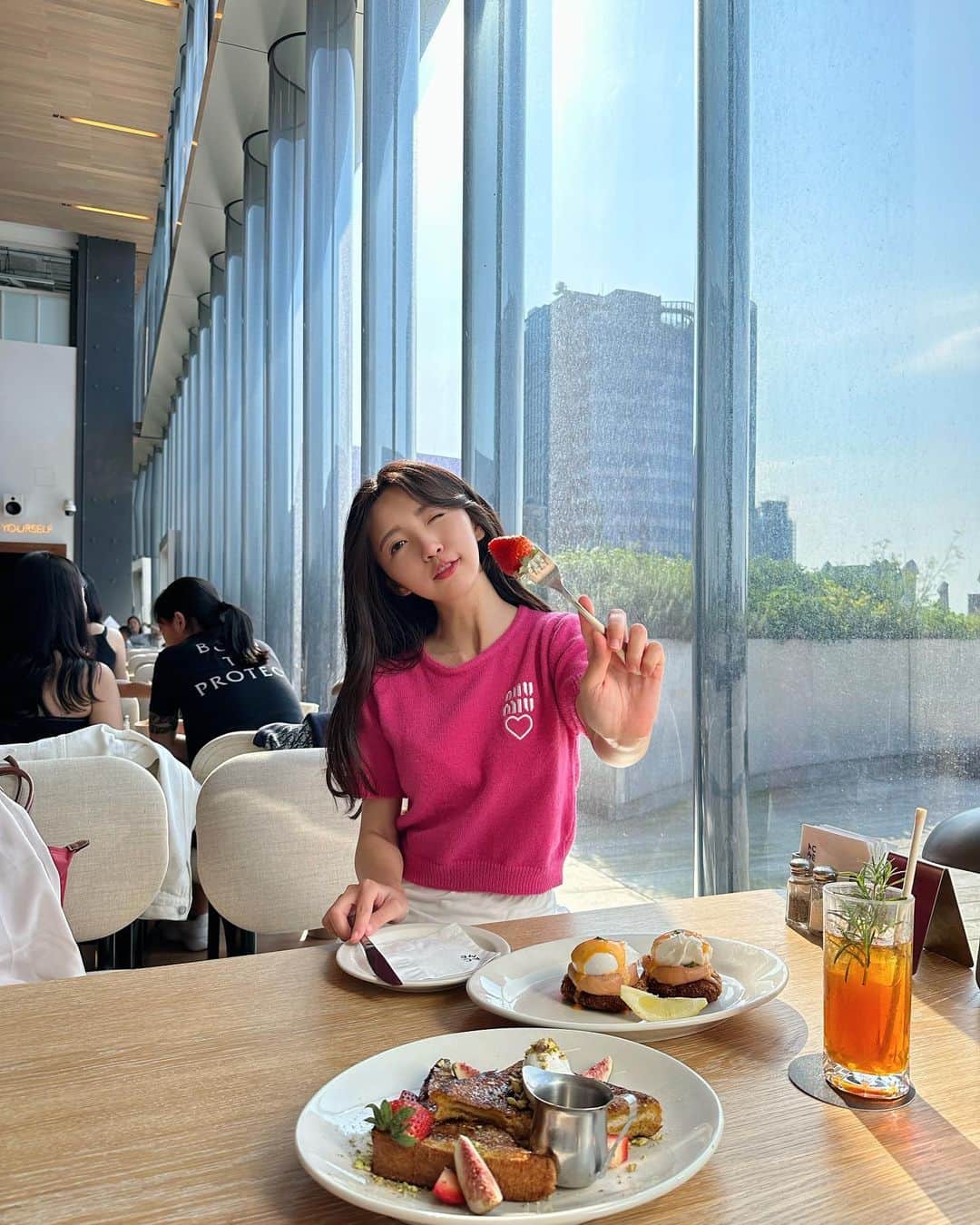 めいのインスタグラム：「— あなたが現れるまで 人間は好きにならないと思ってた  ・ ・ ・　 ・ ・ ・  —  #instapic#日本#dior#寫真#portrait#사진#taipei#taiwan#커피#ポートレート#japanesegirl#beauty#japan#photo_jpn#写真集#섹시#photo#写真部#フォロー#撮影#model#view#カフェ#tokyo#follow#portraitsedition  我從未覺得人間完美 直到你的出現」