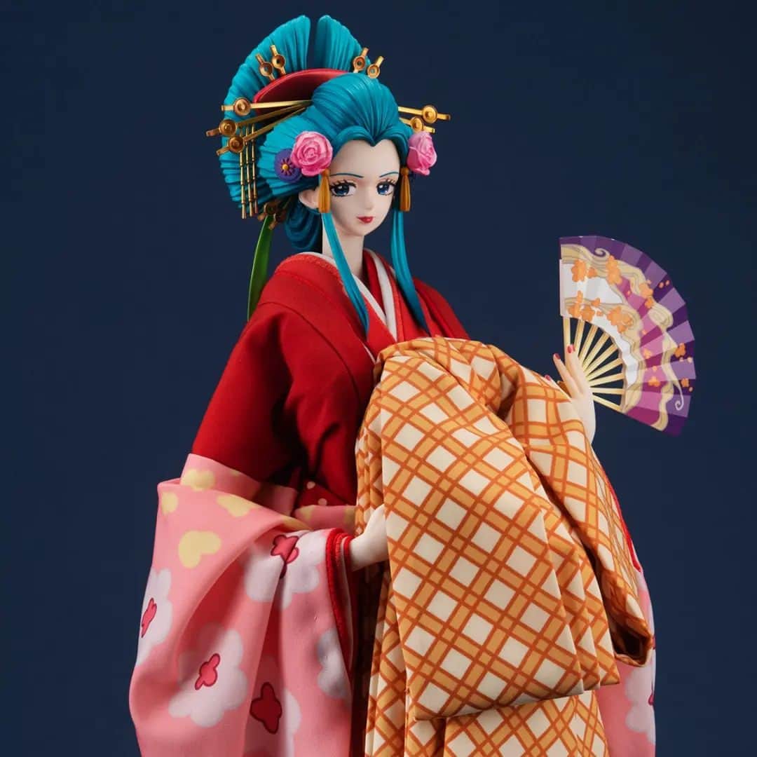 のインスタグラム：「久月×MegaHouse 「小紫」が美しい日本人形となって登場✨  小紫が身にまとう鮮やかな着物は、色味や模様など忠実に再現。 扇子や髪飾りなどの小物も細かく作り込まれた高級感あふれる仕上がりとなっています。  本日よりプレミアムバンダイ、東映アニメーションオフィシャルストア、久月オンラインストア、あみあみにて予約開始。  #ONEPIECE #ワンピース #小紫 #komurasaki #久月 #日本人形 #メガハウス #megahouse #onepiecefigure」