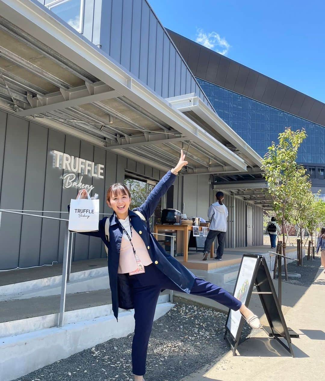 石野智子のインスタグラム：「🥐⚾️  はむほー！！  写真撮影時、指定のテーマがありました。  「浮かれた表情で」  たぶんテーマ通りの写真になったかと😏  タイミングが良く、 並ばずに買えたのでした😳🥖📸  #今日の写真じゃないよ  #トリュフベーカリー #trufflebakery #トリュフの塩パン #Fvillage #fビレッジ #北海道ボールパーク #トリュフ塩パン #lovefighters #アナウンサー #石野智子」