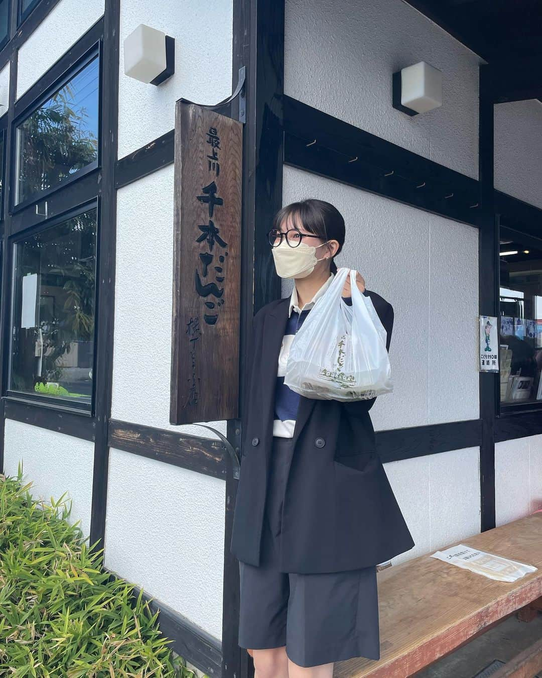 庄司芽生さんのインスタグラム写真 - (庄司芽生Instagram)「去年の秋に帰省した時の思い出🧏🏻‍♀️💭つづき  ①舟形町の天然鮎🎣 身がぎっしりプリップリで自然を感じながら食べるロケーションも含め最高でした、、弟から譲り受けたトップス初めて着た記念日👑✨笑  ②大石田の千本だんご🍡 添加物を一切使用せずに作られているお団子。柔らかくてモッチモチ！ふわっふわ！以前行った時は、既に大本命のくるみだんごが無くなっていたので、泣きのリベンジでした！まろやかで香ばしさもあり超〜〜〜美味しいです☺︎くるみ、ごま、ずんだをお持ち帰りしました〜！  ③平清水焼の七右エ門窯 親友と陶芸へ🫴🏻手びねりでお皿を作りました🥣無事に焼き上がったものがお家に届き、大切に使っています♡  #山形 #山形観光 #山形グルメ」6月9日 21時51分 - mei_tokyogirlsstyle