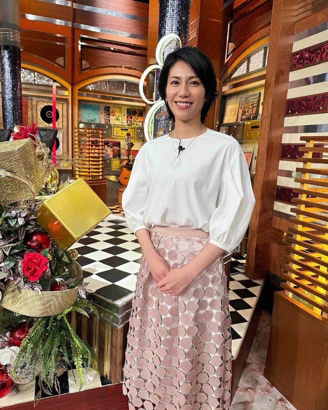 松下奈緒のインスタグラム：「皆さんこんばんは！  テレビ朝日「関ジャム完全燃SHOW」はご覧いただけましたでしょうか？  ミュージシャンが選ぶ「歌唱がスゴいと思うアーティスト」特集はずっとVTRを魅入ってしまう程、楽しい収録でした！  歌の持つ力は本当に素晴らしいですよね♪  この後は、テレビ東京「ガイアの夜明け」も是非！ご覧下さい😊  #関ジャム完全燃show  #松下奈緒  <衣装> #ADORE」