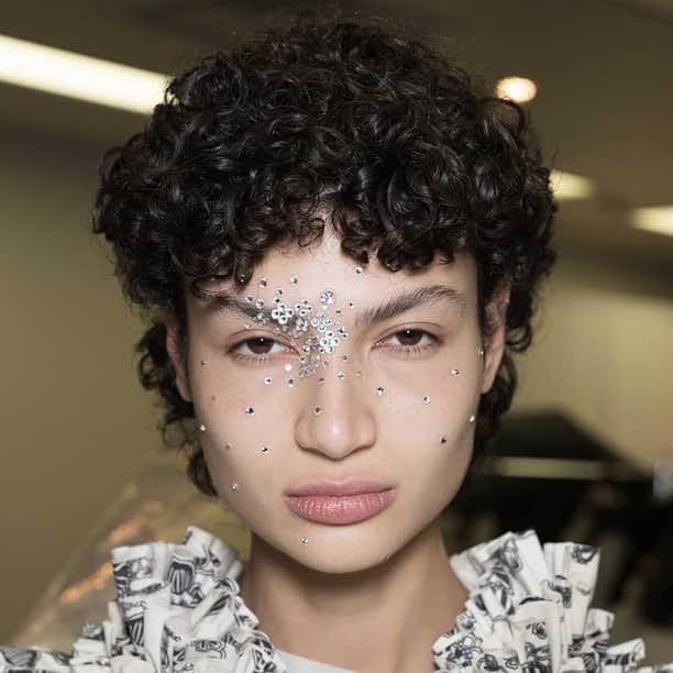 資生堂 のインスタグラム：「FUMIE=TANAKA　 23AW “365days”  @fumietanaka_jp   Hair&Makeup led by 進藤 郁子　@ikuko_shindo_official   #fumietanaka #2023aw #shiseidohma #ikukoshindo #shiseidohairmakeupartist」