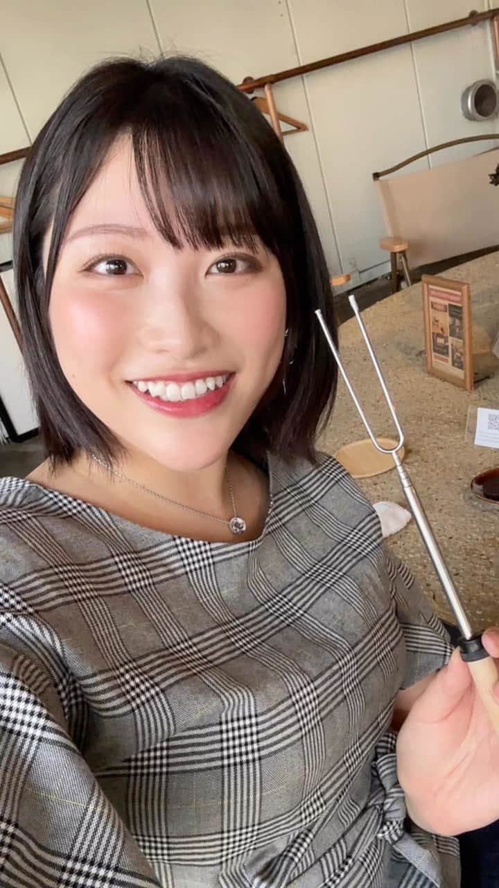 のインスタグラム：「恵比寿ガーデンプレイスの近くのシーシャ＆ミュージックラウンジでのんびりタイム😊🩵  自家製ジンジャエール飲みながら,まったりできた！ シーシャいかがですか？って言われたので久しぶりに…💭  窓開いてて風が入ってきて気持ちいいし,テラス席もあるし,動く歩道など恵比寿の街が見えてひとりでも飽き飽きしない😆✨️ 焚き火見ながら過ごすのも非日常的で良かったなあ😌 DJさんが流す心地よい音楽と雰囲気,好みでした🥰  日曜日の夕方に行ったんだけど,夜になってどんどんお客さん増えてきたから帰りました！  【A MOMENT 恵比寿】 日曜〜木曜 13:00～23:00 金曜,土曜,祝前日  13:00〜4:00  I had a relaxing time at Shisha Lounge in Ebisu. S'mores made over an open fire were fun. PR @a_moment_ebisu  #焚き火 #恵比寿カフェ #恵比寿ガーデンプレイス #a_moment_ebisu #恵比寿キャンプ #スモア #シーシャバー #シーシャカフェ #shishalounge #tokyoshisha」
