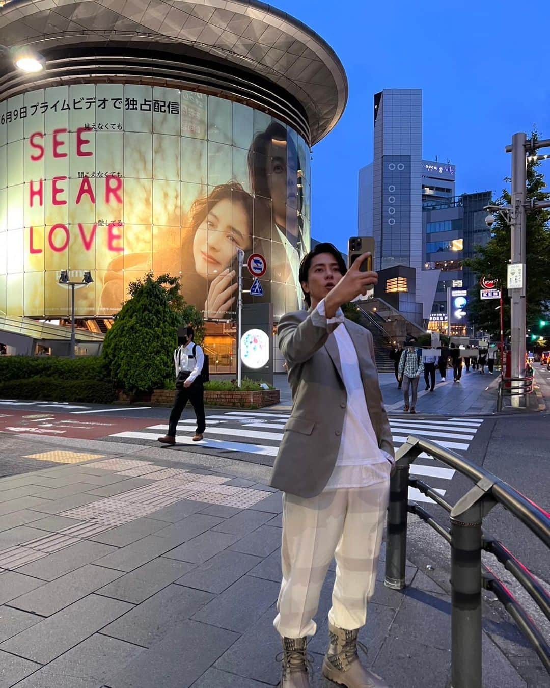 山下智久のインスタグラム：「記念に写真を撮りに行ってきました。笑  そしてこの映画、心を込めて作りました。是非、みてもらえたら嬉しいです。週末にもぴったりだと思います:)  I went to take a photo of our movie billboard. Lol  And I put my heart and soul into this film. I hope you will see the movie. I think it's perfect for the weekend:)  #SEEHEARLOVE」