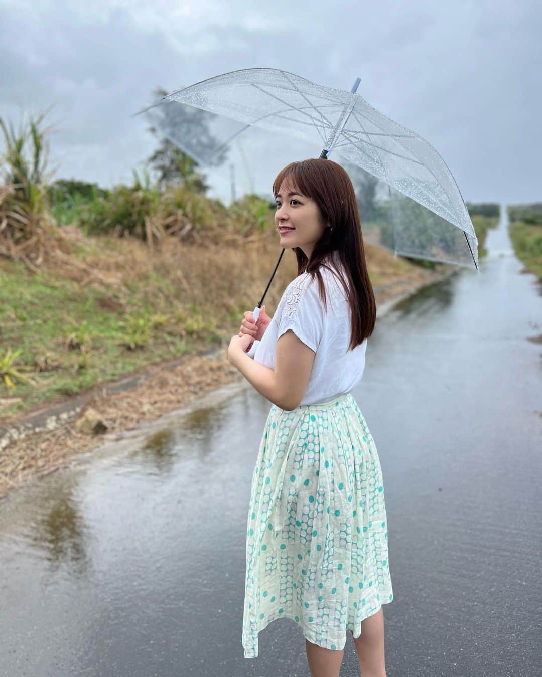 のインスタグラム：「雨なら雨グラビアにしちゃお！👙 って撮影するの楽しかった🤭  しばらく低気圧さんと過ごす日々が 続きそうですね🤷‍♀️」