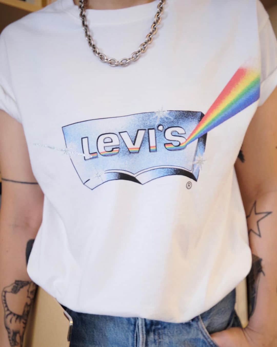 YOOX.COMさんのインスタグラム写真 - (YOOX.COMInstagram)「HOW DO YOU SHOW UP? @levis Pride 2023 campaign is dedicated to showing up as your true self and helping others do the same. Take a look at the Pride capsule collection on #YOOX」6月10日 0時00分 - yoox
