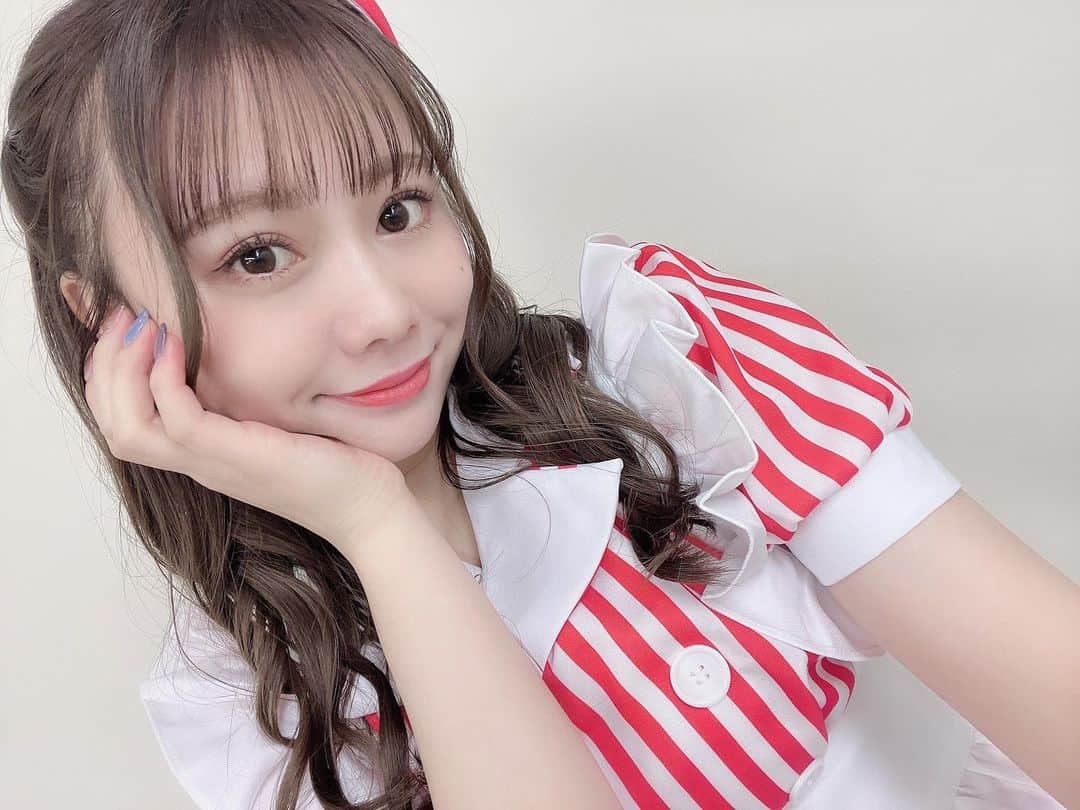松本慈子のインスタグラム：「* 映画とかでさウェイトレスさんが ローラースケートに乗ってるシーン見かけるけど 実際、難しすぎるよなぁと思いつつ やってみたいなぁって思ってる🤔💭🛼  絶対すってんころりんする自信しかない😇  ウェイトレスさん生写真の オフショットです❤️❤️❤️」