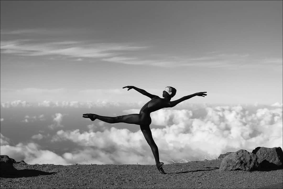 ballerina projectさんのインスタグラム写真 - (ballerina projectInstagram)「𝐌𝐚𝐜𝐤𝐞𝐧𝐳𝐢𝐞 𝐑𝐢𝐜𝐡𝐭𝐞𝐫 on Haleakala.   @mackensova #mackenzierichter #haleakala #maui #hawaii #ballerinaproject #ballerina #ballet #dance @dstm_ #dstm #clouds   Ballerina Project 𝗹𝗮𝗿𝗴𝗲 𝗳𝗼𝗿𝗺𝗮𝘁 𝗹𝗶𝗺𝗶𝘁𝗲𝗱 𝗲𝗱𝘁𝗶𝗼𝗻 𝗽𝗿𝗶𝗻𝘁𝘀 and 𝗜𝗻𝘀𝘁𝗮𝘅 𝗰𝗼𝗹𝗹𝗲𝗰𝘁𝗶𝗼𝗻𝘀 on sale in our Etsy store. Link is located in our bio.  𝙎𝙪𝙗𝙨𝙘𝙧𝙞𝙗𝙚 to the 𝐁𝐚𝐥𝐥𝐞𝐫𝐢𝐧𝐚 𝐏𝐫𝐨𝐣𝐞𝐜𝐭 on Instagram to have access to exclusive and never seen before content. 🩰」6月9日 21時56分 - ballerinaproject_