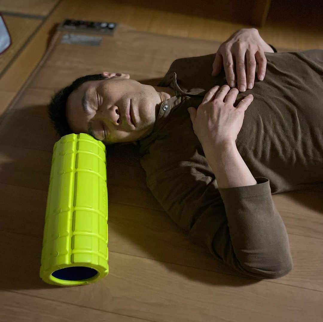 nemuru_catのインスタグラム：「#ルーク#眠る夫  添い寝💤  初めての沖縄産スイカ この間の石垣島産パイナップルも 美味しかった😋 コストコ楽し」