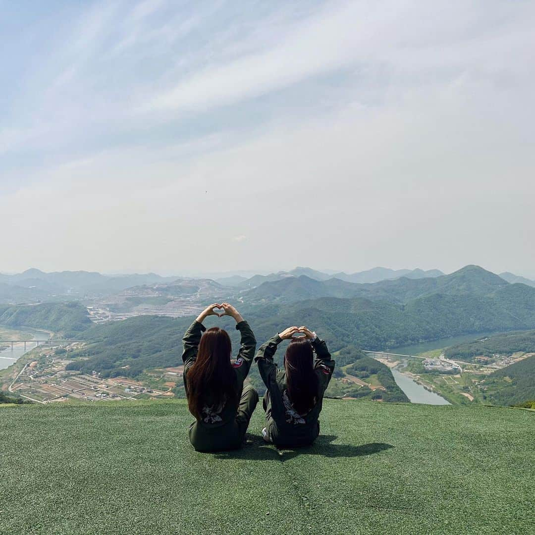 スヒョンさんのインスタグラム写真 - (スヒョンInstagram)「♥ 한 달에 한 번 김여사가 가자는 여행은 무조건 가는데 어금니 꽉 깨물고 가기 싫다고 3년을 버텼던 #단양 #패러글라이딩 🥹 ⠀⠀⠀ 해보니까 별거 아니었다.. ⠀⠀⠀ 무병님들 날씨 좋을 때 가보세요 ✨ 진짜 별거 아님 짱 재미있음 ⠀⠀⠀ 우측이 김여사인데 뒤태는 참 똑같이 생겼음 앞태도 엄마 닮았으면 참 예뻤을 텐데 왜 아빠 닮게 만드셨는지 의문.. ⠀⠀⠀ ﹆ 우리 김여사 사랑해요 평생 지금처럼 백수로 살게 해줄게 건강만 하소 🫶🏻🤍 𝑱𝒂𝒏𝒈𝒔𝒖𝒉𝒚𝒖𝒏」6月9日 21時58分 - jshs2