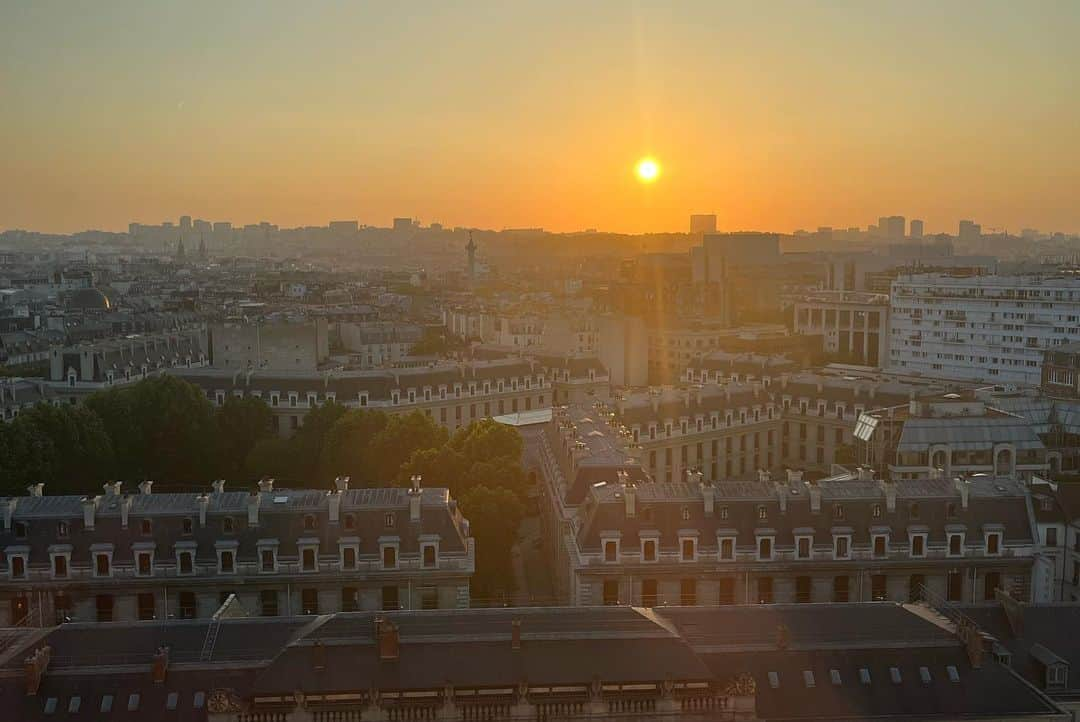 カテリーナ・スコーソンさんのインスタグラム写真 - (カテリーナ・スコーソンInstagram)「Paris, you have my heart. ❤️ 📸 @genderless_gap_ad」6月9日 22時08分 - caterinascorsone