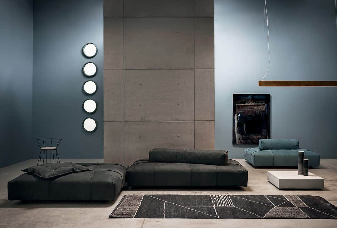 Baxter Japan / バクスター ジャパンのインスタグラム：「【 Baxter's Living Room 】  背もたれと肘掛けが分かれ、 好みによってソファをデザイン出来るのが魅力のソファ 「PANAMA BOLD」を用いたリビングシーンをご紹介いたします。 従来のソファの枠を超えた開放的で伸びやかな空間を演出します。  SOFA：PANAMA BOLD  RUG：BERBÈRE  【 Baxter Tokyo 】 東京都港区南青山4-18-16 フォレストヒルズ WESTWING B1F Tel：03-5413-8913　Mail：info@omobito.jp Store : 11:00～18:00 (※水曜日のみ事前予約制)  . . .  #baxter #baxtercinema #baxtermadeinitaly #baxterjapan #baxtertokyo #leather #interior #interiordesign #interiorstyling #furniture #lifestyle #design #バクスター #バクスタージャパン #インテリア #家具 #インテリアデザイン #レイアウト #ライフスタイル #デザイン #リビング #ソファ #チェア #テーブル #レザー #ヌバック #豊かな暮らし」