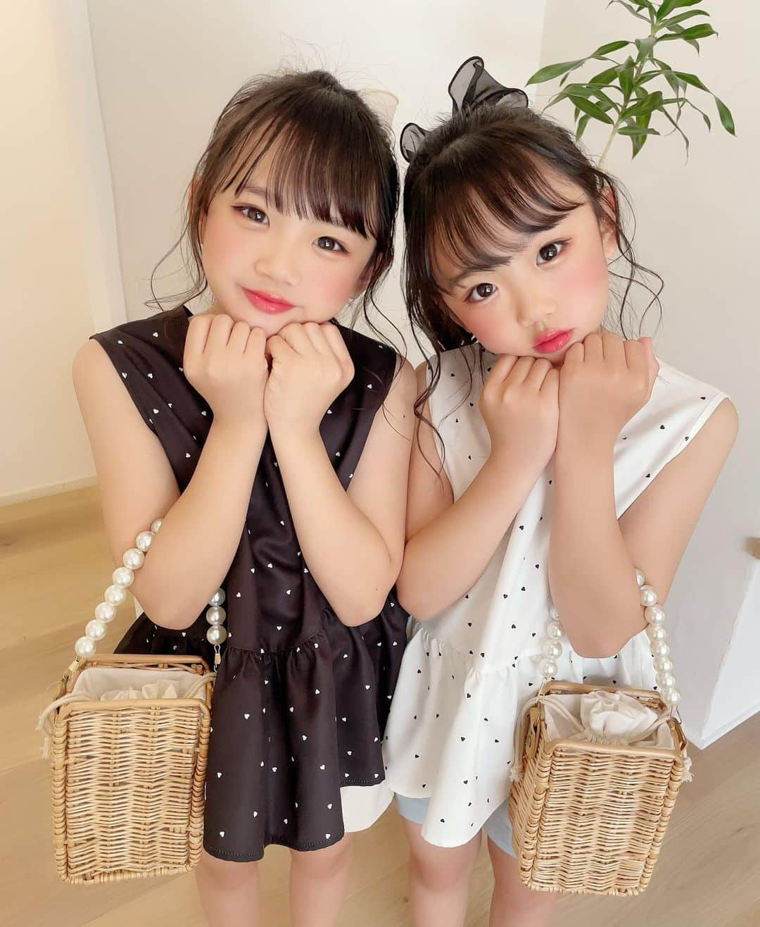 ららここのインスタグラム：「.       @grbirthday  @tiny_manon_kids  6月7日(水)発売アイテム🌼 　 tiny manon × lalacoco ららここプロデュースアイテムの オフショット〜📸💕 　 みんなから『ゲットしたよー！』って たくさん報告頂いて嬉しいです🥺💗 　 着画も楽しみにしてます♡♡ 　 ららここも着回しコーデたくさん 載せていくね〜😌🙌🤍 　    　 #lalacoco #ららここ #双子 #twins #8歳 #子供服 #韓国子供服 #小学生コーデ #キッズコ ーデ #キッズファッション #kidscode #こどもふく #インスタキッズ #キッズコーデ女の 子 #小学生女子 #キッズ服 #小学生 #kidsfashion #ig_kidsphoto #ig_oyabakabu #kids #kidsootd #バースデイ #grbirthday#毎日がバースデイ #バースデイ購入品 #tinymanon #タイニーマノン #しまむら #しまパト」