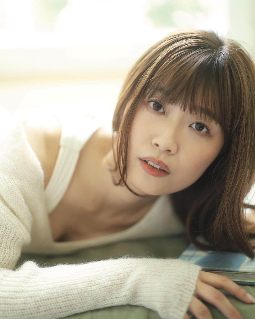 のインスタグラム：「📢お知らせ📢  フォトエッセイの発売が決定しました✨  実は、年明けからずっと執筆を進めてきました✍️  ☑︎エッセイ36本 ☑︎グラビア写真 ☑︎幼少期・学生時代・営業職時代の写真etc… 今までの自分を全て詰め込んだ1冊。  8/12に書店に並びます📚  早速、Amazonでの予約がスタートしています！！ タイトルはまだ未定なので、 名前で検索していただければと思います😊  #フォトエッセイ」