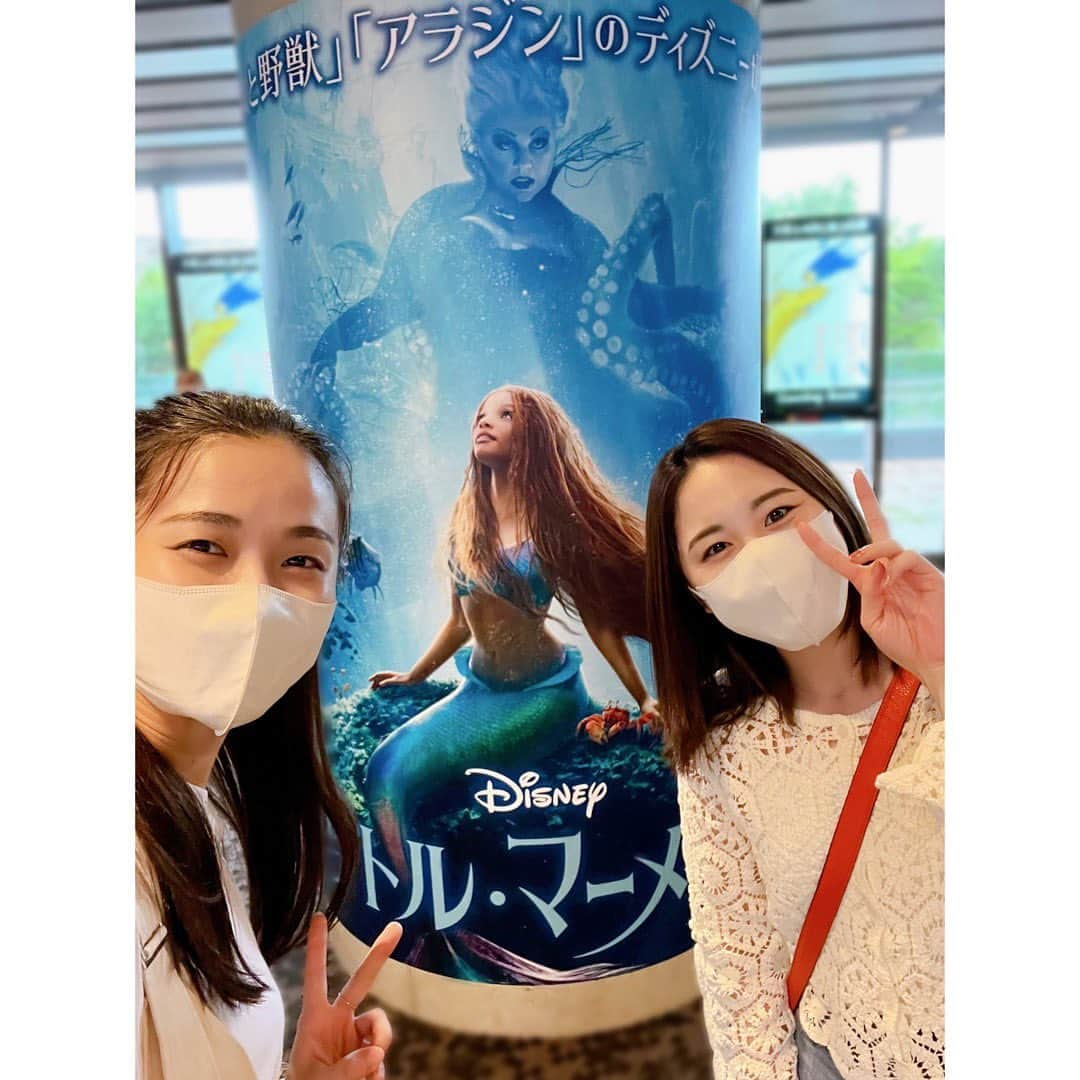 木下晴香のインスタグラム：「🧜‍♀️🫧 ⁡ 6/9 待ちに待った公開日🤭 映画『リトル・マーメイド』 早速 梨里香ちゃんと観てきました！ まずはもちろん吹替で🫶 ⁡ 映像美や音楽が素晴らしかったのはもちろんですが、アリエルのいろんな想いが何層にもなって聞こえてくる江理佳ちゃんの透き通った声に、何度も心震えて大感動🥹 今作は男性陣の温かさもすごく印象に残りました。 ⁡ アリエルのように、自分の宝ものをちゃんと大切に想い続けられる強さと愛を持っていたいです。 パパのように歩み寄れる強さと愛も。 ⁡ そんなことを思いながら余韻に浸った帰り道。 良い日になりました…✨」