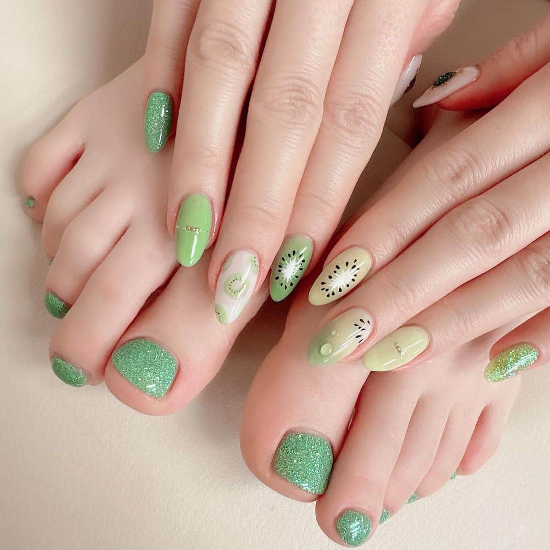 林檎蜜紀のインスタグラム：「🥝フルーツネイル💚キウイ💅  今日はコミケとコスホリのW当落日‼️ 1人だとソワソワして心臓止まりそうだったからネイリストさんと迎えることにした、、🥹迷惑な客である（笑）  コミケ コスホリ共に受かってましたー！ 良かったぁぁあ🥹🥹🥹🥹 今回すごく倍率が高いと聞いていたので 気が気じゃなかった、、 あとは夏頑張るだけです‼️ スペース頂いた分しっかりやります💚  いつも世界一可愛い指先にしてくれて感謝🥹  new nail💅キウイ🥝💅 #🥝  #キウイネイル #フルーツネイル  #フットネイル  #ネイルアート #nail  #美爪 #指先が宝石」