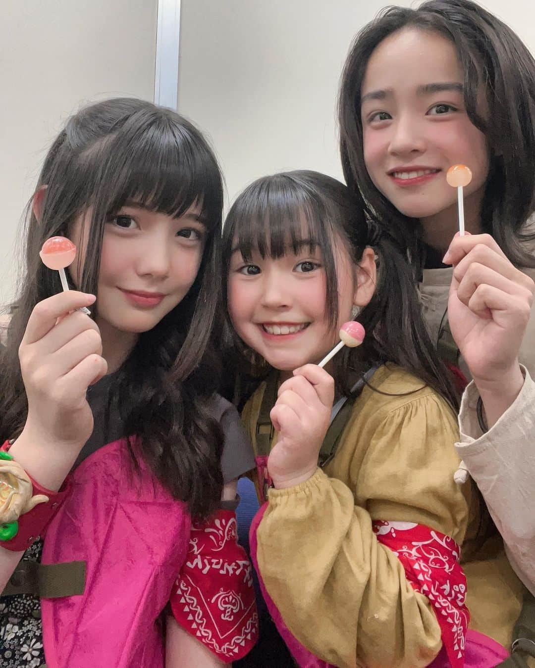 松尾そのまさんのインスタグラム写真 - (松尾そのまInstagram)「マウソノポン🍬  アメちゃんTIME🍭  では、素敵な週末を〜🎵  天才てれびくんは、 NHKプラスで放送後 1週間みられるよ、みてねー👋  #ティモンディ #前田さん  #稲毛眞生 #マウナ #ポンちゃん  #松尾そのま #13 #中1  #中学生 #avex  #avexmanagement #エイベックス  #子役 #キッズモデル  #ジュニアモデル #てれび戦士 #天才てれびくん #天てれ #30周年 #nhk #eテレ #見逃し配信 #nhkプラス #535  #自分らしく #楽しく #笑顔  #がんばります　#感謝 #ありがとう」6月9日 22時16分 - sonopy526