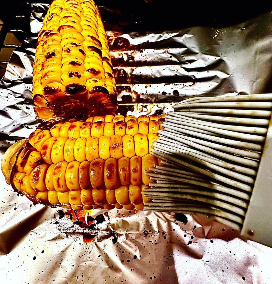 KENNさんのインスタグラム写真 - (KENNInstagram)「焼きもろこし！！！  #初夏の旬のもの #とうもろこしご飯も美味しいよね #シリコンのハケ便利  #メイラード反応 #メラノイジン」6月9日 22時08分 - kennu324