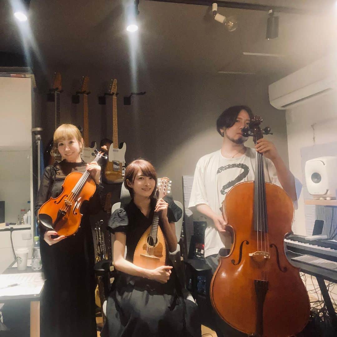 yucat（加藤有加利）さんのインスタグラム写真 - (yucat（加藤有加利）Instagram)「Violin Ayasaちゃんに楽曲提供をすることが決定しました✨ 編曲＆Mixは絶大なる信頼の制作パートナー遠藤ナオキさんです。  Ayasaちゃんとの出会いは2015年の船上ライブ🎻🛳️ まさか楽曲提供させていただける日が来るなんてとっても幸せでした。  歌ものじゃないヴァイオリンがメインの曲を作るのは人生初でしたが、ナオキさんにたくさんサポートしていただきながら Ayasaちゃんにこう弾いてこうパフォーマンスしてもらいたいなの願望全て詰め込みました。 ご本人から✨神曲✨と言っていただけてホッとしてます。  ライブで間違いなく盛り上がる曲なのでわくわく その楽曲を6/30（金）品川クラブeX でのyucatライブで初お披露目＆ サポカというデータダウンロードカードで世界最速発売いたします。 続報をお楽しみに!!  写真で私が持たせていただいたのはヴィオラ いつも見ていたけど実際持ってみたら大きくてびっくり。ヴァイオリンと全然サイズが違う！ Ayasaちゃんが持ってるのはマンドリンでナオキさんが持ってるのはチェロ 楽曲とは関係ありませんがw ナオキさんスタジオにはありとあらゆる楽器があってすごいんです😳✨  それにしてもレコーディングが一瞬にして終わってもはや1発OKなすごいテイクだらけで Ayasaちゃんのプロフェッショナルぶりとそこに乗せる表情豊かな演奏に鳥肌ものでした。 めちゃくちゃテンション上がってしまった。 楽しいレコーディング現場でした🎶✨✨  #yucat #加藤有加利 #RYTHEM #Ayasa #violin #violinist #遠藤ナオキ #新曲 #楽曲提供」6月9日 22時09分 - yucat1031