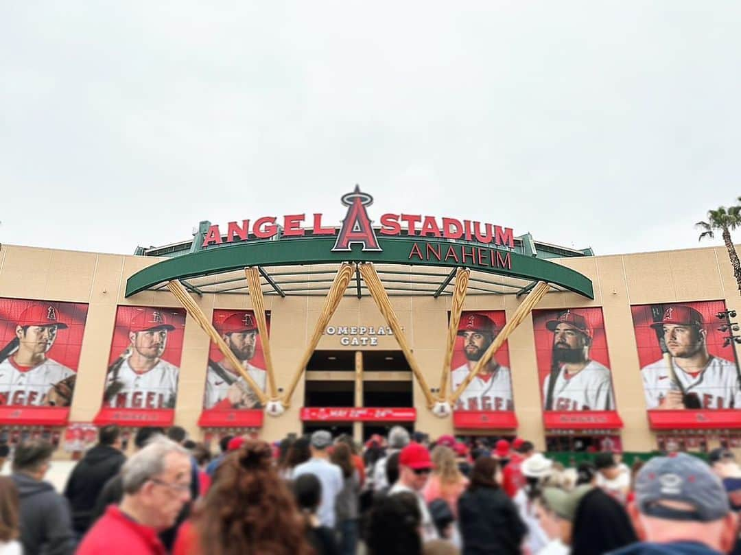 深田結梨（浅田結梨）のインスタグラム：「Let's go angels‼︎‼︎❤️  人生で初めての野球観戦⚾️  しあわせな時間でした。  目の前にはスター選手たちが‥！ダイダイダイコーフン！  大谷選手とてもかっこよかったです！！！！！  大谷選手が出てくると会場のボルテージがさらにあがるかんじ‥  スタジアムの一体感や雰囲気にも終始感動していました。  日本のプロ野球も観に行ってみたいなあ。  みなさんの推しチームはどこですか？  まんのおじいちゃんが野球大好きなのでお土産たくさん買って帰りました😊❤️  私自身は、WBCから野球を観るようになりルールも基本的なこと以外はあまり詳しくないのですが、ほんとにほんとに楽しい時間でした✨  #angels  #angelsstadium  #anaheim  #shoheiohtani  #california  #baseball  #usa  #エンゼルス  #エンゼルスタジアム  #アナハイム  #初野球観戦  #最高」