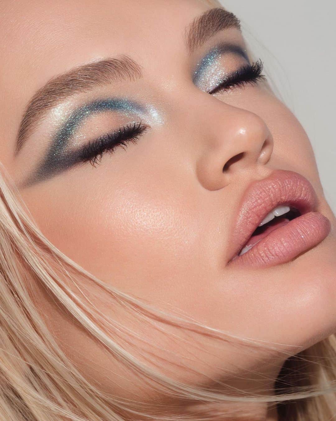 Anastasia Beverly Hillsさんのインスタグラム写真 - (Anastasia Beverly HillsInstagram)「Not looking at the sun, still looking like a 10 with #ABHCOSMOS 🛸👽 Available NOW at the link in bio 💫  #ABHCOSMOS #AnastasiaBeverlyHills」6月9日 22時10分 - anastasiabeverlyhills