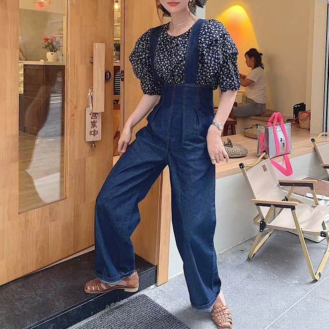 のインスタグラム：「. 🫧Hit item 裾を折っても可愛い✨ 夏大活躍間違いなしの一枚👖  #デニム#オーバーオール#ロンパース#サロペット#女子会」