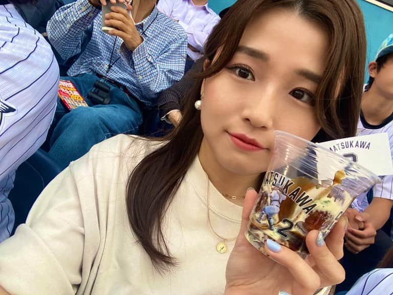 河野万里奈のインスタグラム：「#河野監督の野球活動 ZOZOマリンスタジアムに行きました⚓️  念願の池田来翔選手(習志野高→国士舘大の背番号00)を初生拝見できましたが想像より5倍は体幹が太くて存在感も極大😭🕊️ はましょーさんでご登場しキレキレピッチングで翻弄する坂本光士郎投手も🎸 岩下投手の重量直球も🪨#chibalotte  そして西川龍馬選手のthe変態打ちという感じの天才的内角さばきには、他に代わりのないシビれがあります😭🎏#carp」