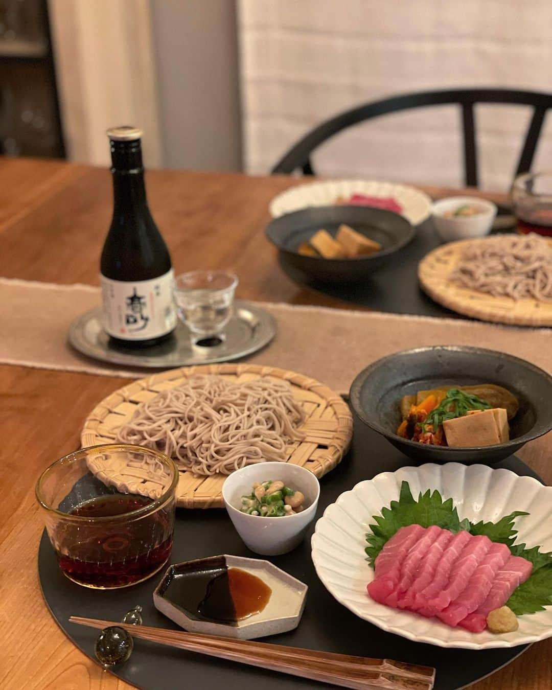 松見早枝子さんのインスタグラム写真 - (松見早枝子Instagram)「今日明日は息子の勝負飯につき食べたいものを、と聞いたら、マグロのお刺身❗️と🐟 ・ 贅沢した分がんばってちょうだいよー❗️😜 ・ 副菜は私の趣味で ■焼き茄子と高野豆腐のキムチ煮 ・ 普段の煮物にキムチを加えた、ピリ辛が夏に美味しい煮物です😋 ・ あとは、お蕎麦の味変用のオクラ納豆。 簡単メニューでした😊 ・ せっかくなので、今日は日本酒と🍶🤍 ・ #高砂酒造 のかわいいお試しセットから、#高砂 を。 ・ しっかりした甘みとボリューム感があるから、お刺身よりも魚なら照り焼きや西京漬けなど焼いたもの、お肉は豚肉の味噌漬けなんかが合いそう❗️ ・ 富士山🗻の手提げBOXは見ているだけでワクワクするから、父の日に魚の西京漬けや豚肉の味噌漬けと一緒にプレゼントしても良いかも😁🎁 ・ どうにもお蕎麦が好きで、またお蕎麦にしてしまったー😆 ・ ・ #うちごはん #おうちごはん #お刺身ごはん #マグロの刺身 #お蕎麦 #焼き茄子 #焼きなす #高野豆腐 #soba #pescetarian #pescefresco #maguro #sashimi #wellnessfoodstylist #saekomatsumi」6月9日 22時12分 - saekomatsumi