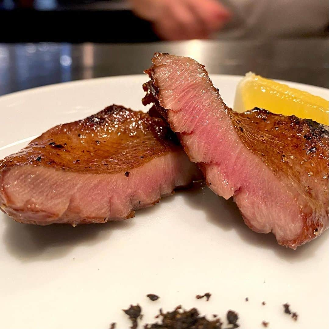 東京肉レポートさんのインスタグラム写真 - (東京肉レポートInstagram)「TGIF ! This is REAL Wagyu tongue ! Can’t wait for the next visit to “Nakahara”, one of the best yakiniku restaurants in Japan !  数回他の焼肉を我慢してでも食べに行きたい｢なかはら｣！幻のタンはタンモト・タンサキ・タンゲタの盛り合わせ！綺麗に切り出されたタンモトはこんがり火入れして食べるとそれはもう絶品です！  価格帯：25,000〜30,000円 オススメメニュー：幻のタン、サーロイン、カツサンド  #なかはら #市ヶ谷 #市ヶ谷グルメ #焼肉 #タン塩 #肉 #和牛 #牛 #グルメ #東京肉レポート #肉レポ #nakahara #ichigaya  #yakiniku #wagyu #beef #instafood #food #foodie #barbecue #bbq #tokyo #tokyo_wagyu_report」6月9日 22時15分 - tokyo_wagyu_report