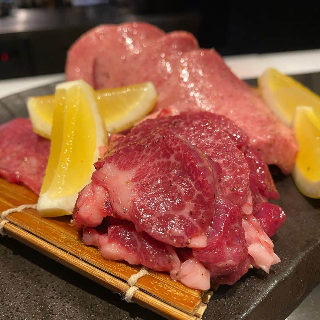 東京肉レポートさんのインスタグラム写真 - (東京肉レポートInstagram)「TGIF ! This is REAL Wagyu tongue ! Can’t wait for the next visit to “Nakahara”, one of the best yakiniku restaurants in Japan !  数回他の焼肉を我慢してでも食べに行きたい｢なかはら｣！幻のタンはタンモト・タンサキ・タンゲタの盛り合わせ！綺麗に切り出されたタンモトはこんがり火入れして食べるとそれはもう絶品です！  価格帯：25,000〜30,000円 オススメメニュー：幻のタン、サーロイン、カツサンド  #なかはら #市ヶ谷 #市ヶ谷グルメ #焼肉 #タン塩 #肉 #和牛 #牛 #グルメ #東京肉レポート #肉レポ #nakahara #ichigaya  #yakiniku #wagyu #beef #instafood #food #foodie #barbecue #bbq #tokyo #tokyo_wagyu_report」6月9日 22時15分 - tokyo_wagyu_report