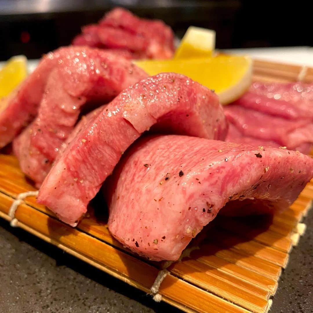 東京肉レポートのインスタグラム：「TGIF ! This is REAL Wagyu tongue ! Can’t wait for the next visit to “Nakahara”, one of the best yakiniku restaurants in Japan !  数回他の焼肉を我慢してでも食べに行きたい｢なかはら｣！幻のタンはタンモト・タンサキ・タンゲタの盛り合わせ！綺麗に切り出されたタンモトはこんがり火入れして食べるとそれはもう絶品です！  価格帯：25,000〜30,000円 オススメメニュー：幻のタン、サーロイン、カツサンド  #なかはら #市ヶ谷 #市ヶ谷グルメ #焼肉 #タン塩 #肉 #和牛 #牛 #グルメ #東京肉レポート #肉レポ #nakahara #ichigaya  #yakiniku #wagyu #beef #instafood #food #foodie #barbecue #bbq #tokyo #tokyo_wagyu_report」