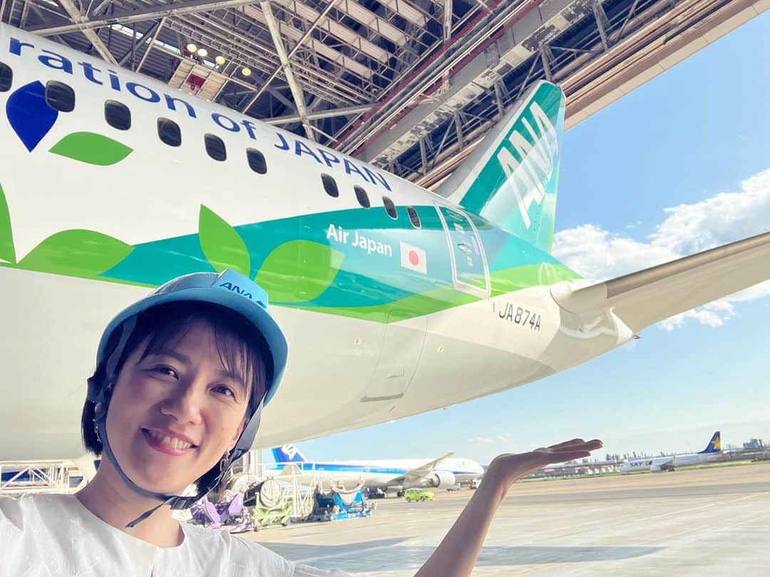 梅津弥英子のインスタグラム：「☺︎ こんなに間近に飛行機を見たのは生まれて初めて。それも世界で2機しかない特別な飛行機を取材しました。 #地球環境大賞2023 #グリーンジェット  『地球環境大賞2023 緊急リポート！富士山 湘南 北海道は今…みんなで救うニッポンの未来』 6月10日(土)フジテレビ16時～17時（関東ローカル） 6月25日(日)ＢＳフジ17時～18時 #ぜひご覧ください」