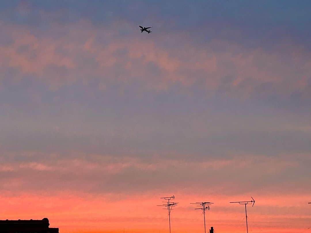 八、おこめのインスタグラム：「#夕焼け 🌇 久しぶりにこんなに鮮やかなの見た✨ ゆっくり時間をかけて最後は真っ赤っか🟥 飛行機から見たらどんなんやろ〜 地球は美しい✨ #夕焼け雲 #夕焼け空 #飛行機」