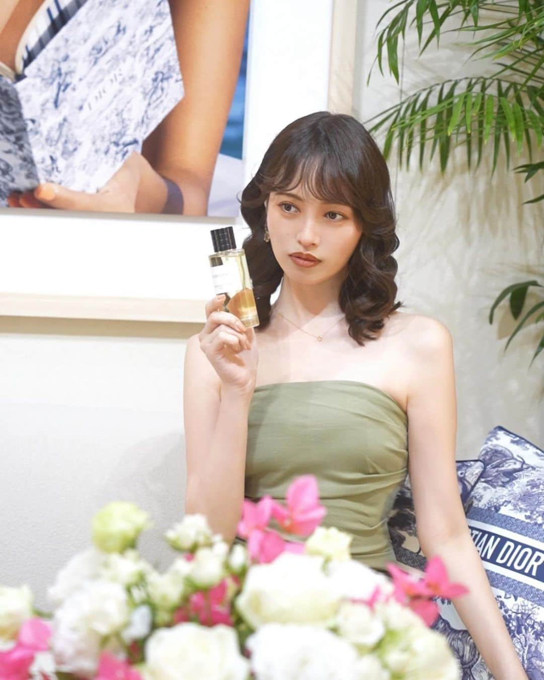 宮内理沙さんのインスタグラム写真 - (宮内理沙Instagram)「New parfum "LE JARDIN DIORIVERA" by @diorbeauty   新作発表のイベントに行ってきました🌹 ローズとイチジクの香りが爽やかで大人っぽくこれからの季節にぴったりなので使うのが楽しみ、、🤤♡  今回はいつもと違う雰囲気のヘアメイクにしていただきました🍀 レトロヘア💇‍♀️  #メゾンクリスチャンディオール  #ルジャルダンディオリビエラ  #LEJARDINDIORIVERA #suportedbyDIOR #pr」6月9日 22時19分 - risa_miyauchi