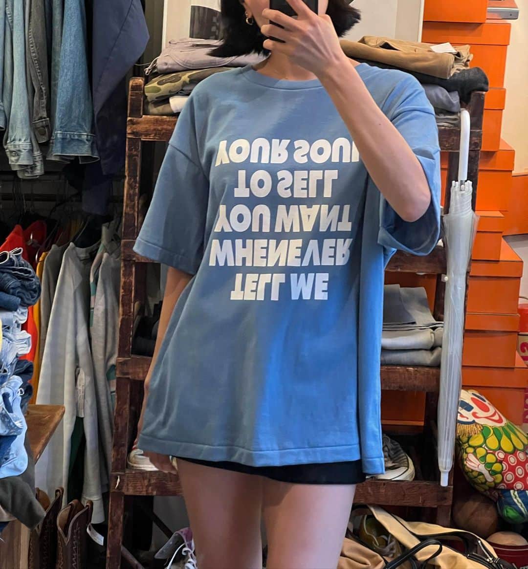 のインスタグラム：「. .  Tell me whenever you want to sell your soul  (魂を売りたいときはいつでも言ってください) って意味。  でも逆に書いてあるから  絶対魂は売っちゃダメ。 ってこと。 . 私の魂は私のものだ。 絶対売らないんだから。 って気持ちを込めて毎日着ます🫀 . .  代々木上原の古着屋 Are you  hungry?の オリジナルブランド #sickandtired のTシャツ . . 他にもシャレたメッセージ強めのTシャツ 沢山あった🤤 . . . 大きめサイズをクタクタに着ていきたい🧞‍♂️ . . #代々木上原 #areyouhungry #originaltshirt  #vintageshop #ootd  #古着屋」
