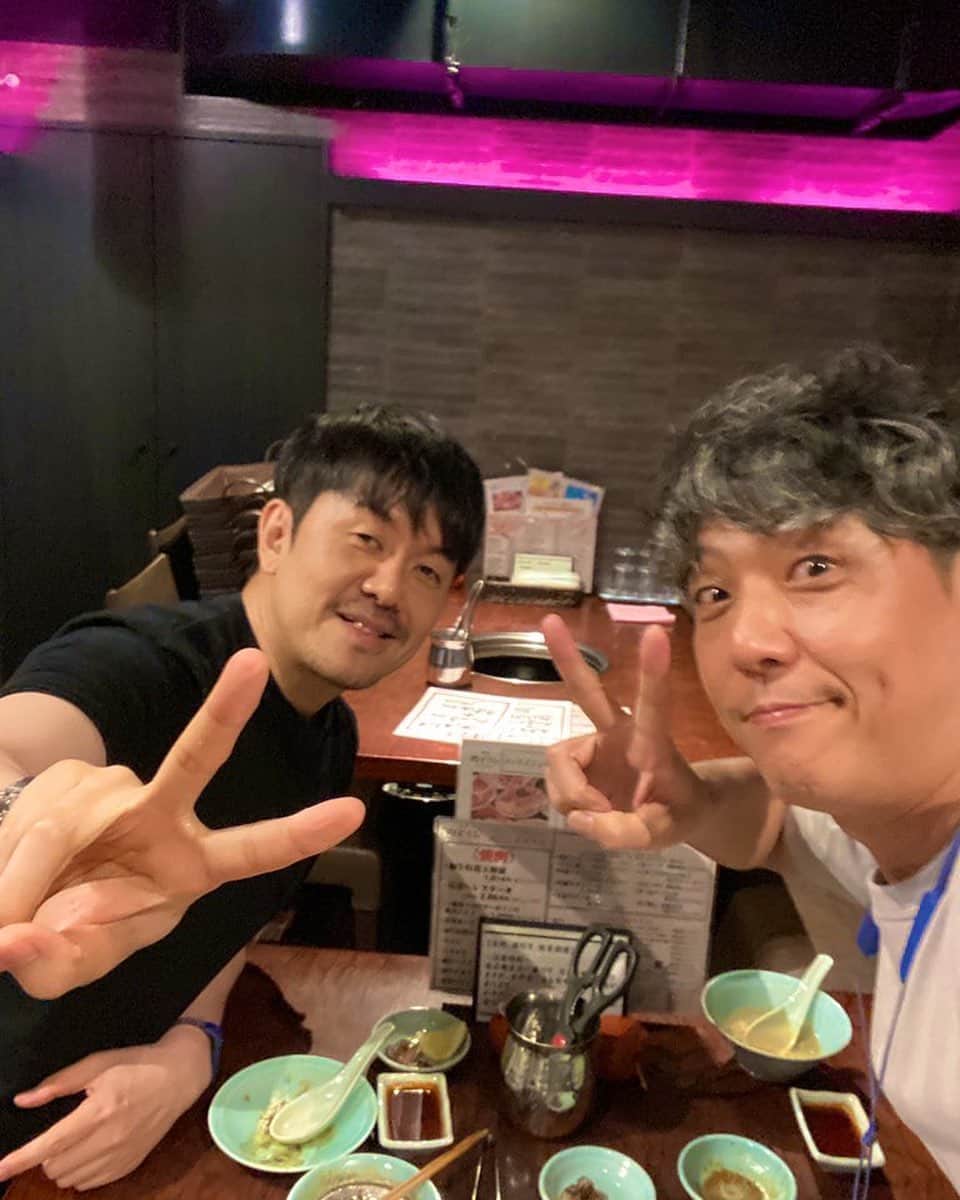 黒川忠文のインスタグラム：「大阪にて、つっちーとデビュー当時の思い出話と 老後の事を語り合うおじさん。   #自撮りおじさん」