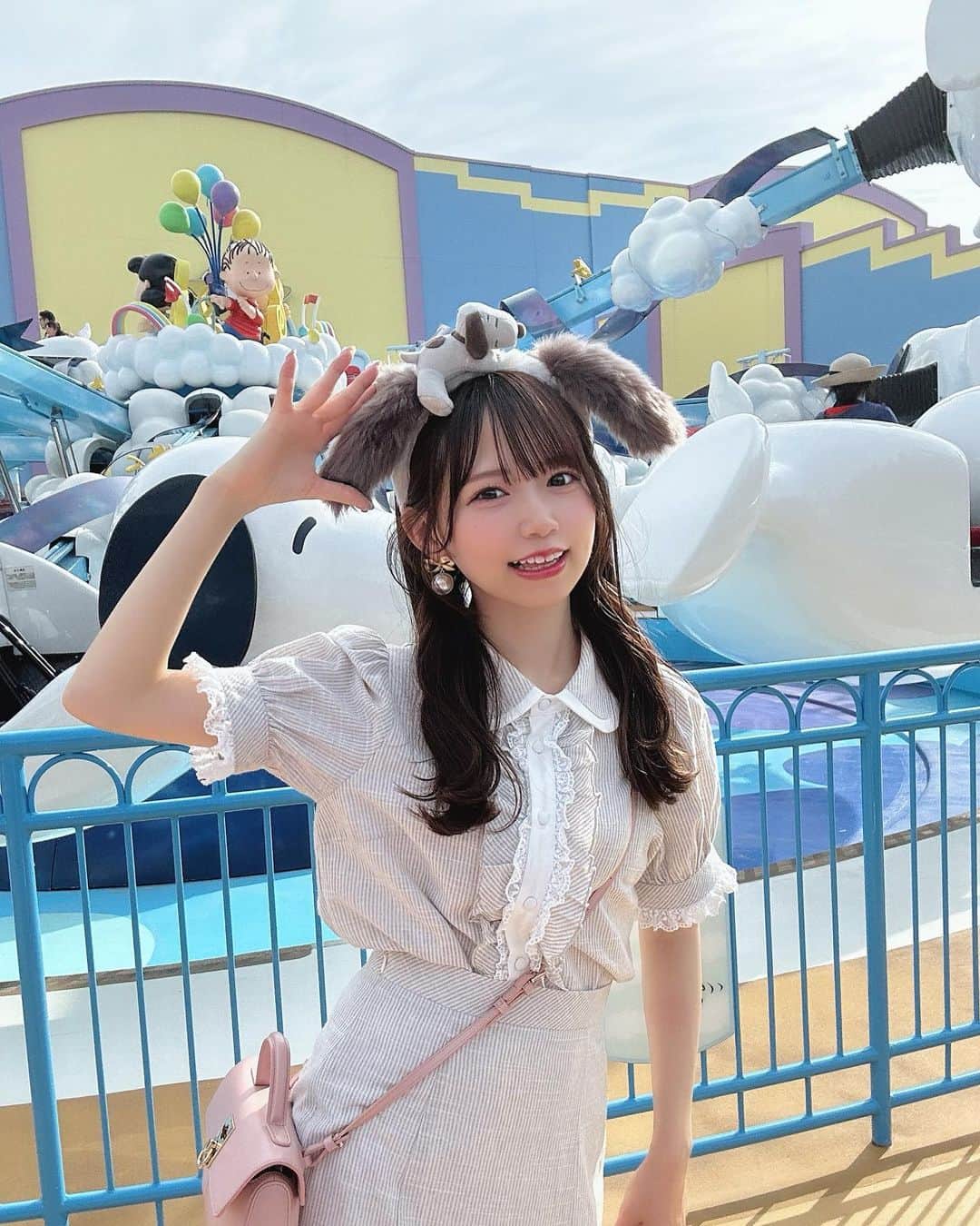 畑美紗起のインスタグラム：「スヌーピーのカチューシャ似合ってる？🐩🩶  コラボ服との相性抜群だったあ！！！👗♡  コラボ服はevelyn全店と公式通販で 販売されてるのでぜひチェックしてね☺️  おそろいにしよお〜∩^ω^∩  おようふく: @evelyn.official  バッグ: @cafune.official   #usjコーデ #usj #ユニバーサルスタジオジャパン #ユニバ #ユニバコーデ #スヌーピー  #大阪 #大阪観光 #大阪旅行 #畑美紗起 #instagood #me #ootd #coordinate #shooting #universalstudiosjapan #universalstudios」