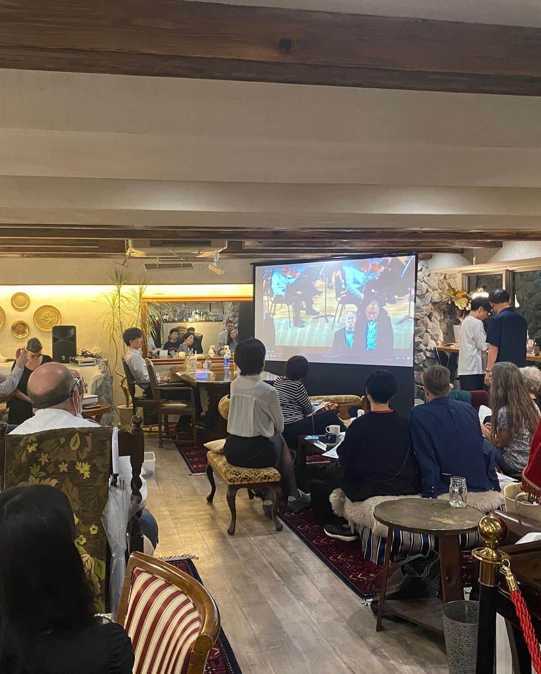 田添菜穂子さんのインスタグラム写真 - (田添菜穂子Instagram)「夜は「Tokyo Humanities Cafe」へ。  https://www.tokyohumanities.org/cafe.html  こちらは東京の大学で教える外国人教員を中心としたアカデミックな英語ネットワークの会で、エル・システマジャパンの代表の菊川さんがスピーカーとして登壇されるので、行ったのですが、8,9割外国人でイギリス英語を話される方が多い印象！ 他のスピーカーの映像作家さんやSF作家さんのお話もとても面白く、時間が許せばもっと居たかったです。  菊川さんのエル・システマや、日本での活動、アフリカでの体験も皆さんすごく興味を持って聞いて下さっていてよかったですし、菊川さんすごいな、私もエル・システマの活動、英語で話せるようにしておきたいな。  なんと日本人の方で、私がいたUniversity of Nottingham 出身の方が2人もいて！お一人は私と寮が一緒でびっくり！ノッティンガムのお話できるなんて嬉しかったです！  #tokyohumanitiescafe #elsistema #elsistemajapan」6月9日 22時33分 - nahokotazoe