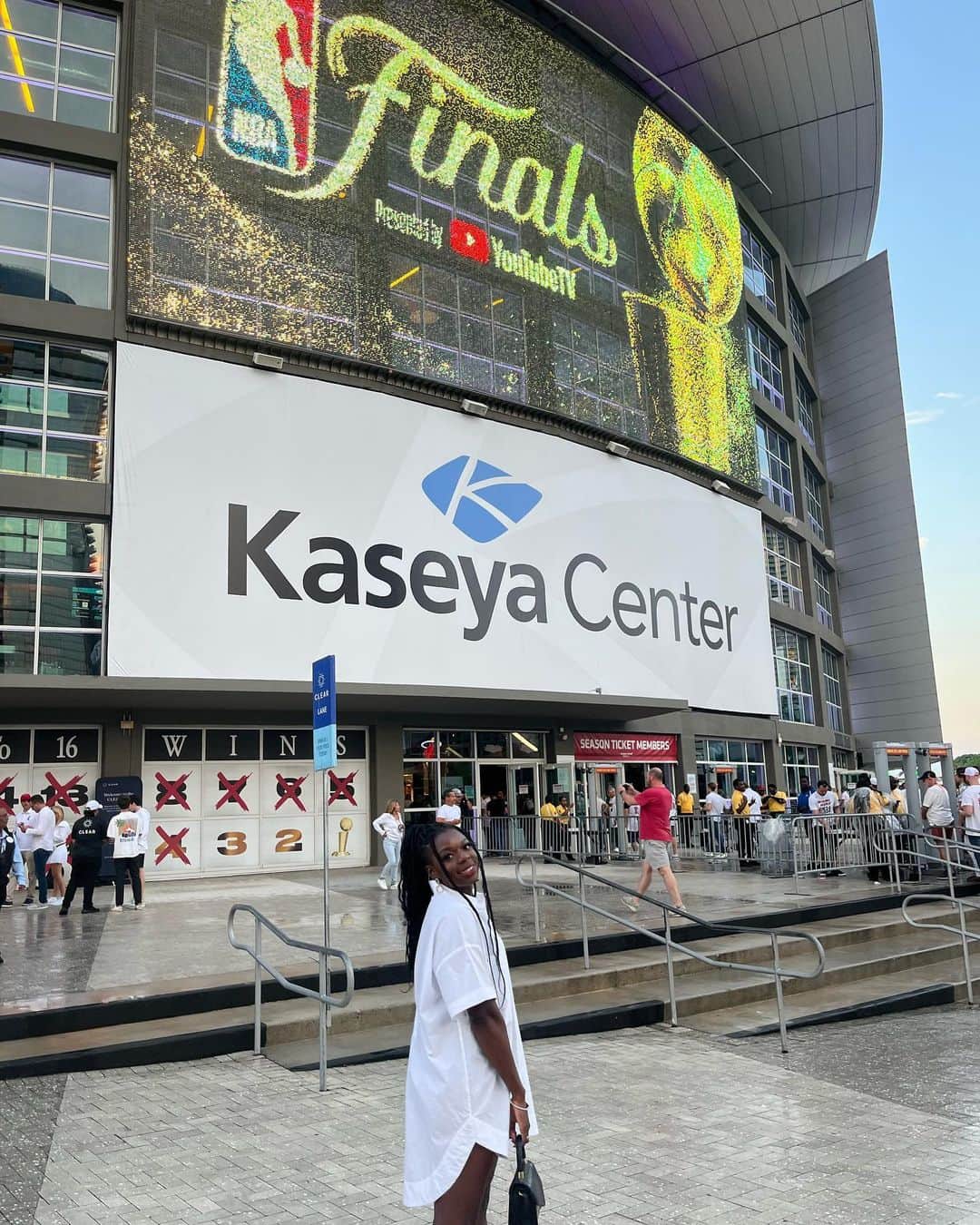 アシャ・フィリップさんのインスタグラム写真 - (アシャ・フィリップInstagram)「Let’s go HEAT 🔥☄️🏀  Amazing experience watching @miamiheat play Denver Nuggets for Game 3 NBA Finals🙌🏾  🔌 @kaseyacenter @gatewaysportsgroup   #NBA #nbafinals #miamiheat #miami #305」6月9日 22時31分 - missashaphilip